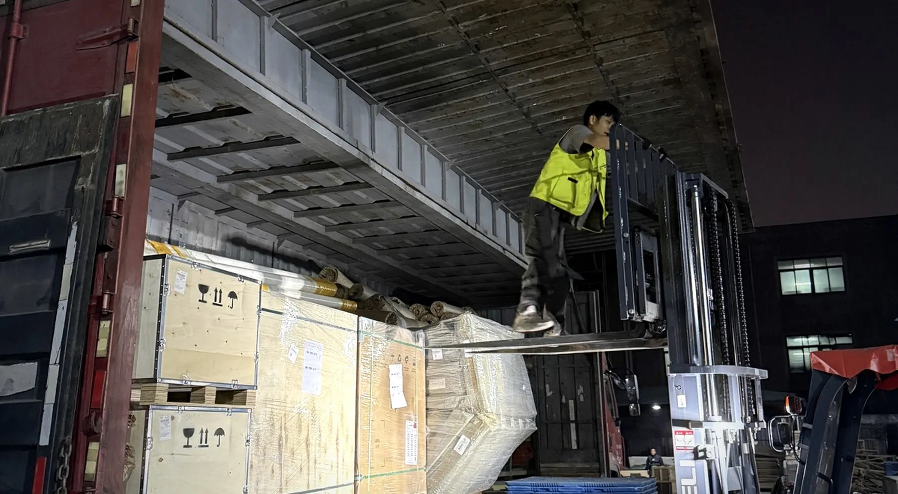 Night loading work at the BuildCargo Logistics warehouse for a bulky shipment